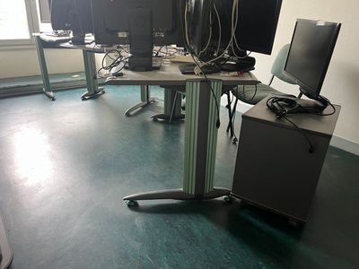 Bureau en 4 éléments, 2 armoires à hauteur d'appui (un ridea…