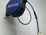 un tuyau bleu fixé au mur, sur lequel est accrochée une étiquette
