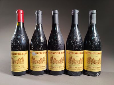 quatre bouteilles de vin sont alignées sur une table