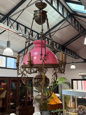 une lampe rose suspendue au plafond dans une pièce