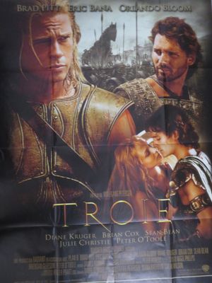 L'affiche du film « Trope » est accrochée au mur.