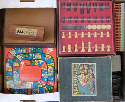 une boîte remplie de jeux de société posée sur une table