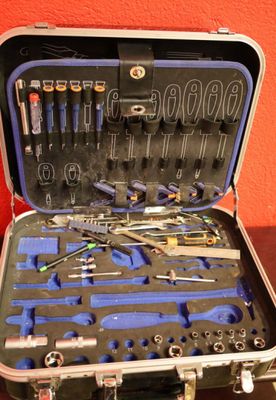 une valise contenant des outils, posée sur une table