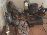 beaucoup d'objets anciens qui traînent par terre