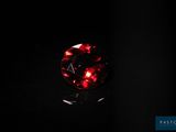 un losange rouge sur fond noir