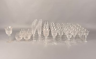 beaucoup de verres à vin posés sur la table