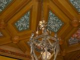 un lustre suspendu au plafond d'une pièce