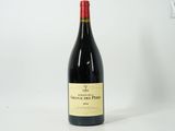 la bouteille de vin rouge est posée sur la table