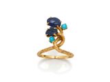 une image représentant une bague en or sertie de pierres bleues