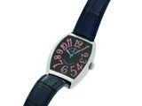gros plan d'une montre-bracelet sur fond blanc