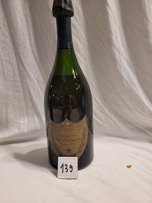 une vieille bouteille de champagne posée sur une table, avec une étiquette de prix dessus