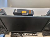 une photo d'un bureau d'ordinateur avec un écran, un clavier et une souris