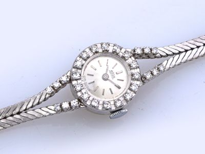 Image d'une montre-bracelet de femme ornée de diamants