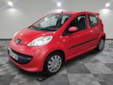 la petite voiture rouge est garée sur un sol en damier