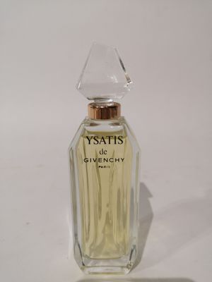 gros plan d'un flacon de parfum sur une surface blanche