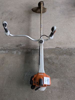 une photo d'une machine à corder accrochée au mur