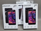 deux boîtes contenant des téléphones noirs et blancs posées sur une table
