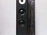 a pair of speakers sitting next to each other on a table