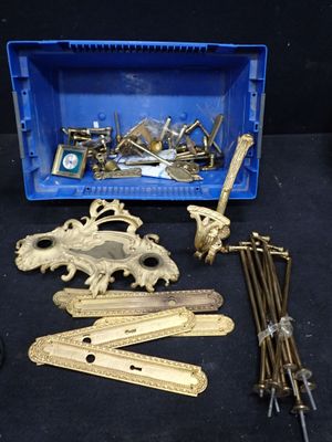 une boîte bleue remplie d'objets métalliques divers posée sur une surface noire