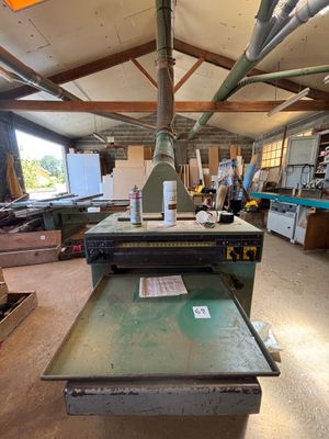 une image d'une machine se trouvant dans un atelier