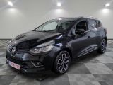 une voiture noire garée dans un garage au sol en damier