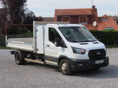 un camion blanc garé dans un parking