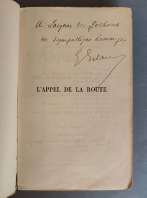 un livre ouvert avec une écriture dessus, posé sur une table