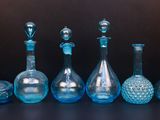cinq vases en verre alignés sur une table