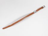 un gros plan d'un bracelet en cuir marron sur une surface blanche