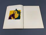 un livre ouvert sur lequel figurent un dragon et un oiseau