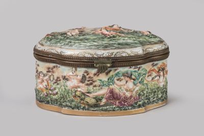 une petite boîte avec un tableau posé sur une table