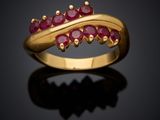 une bague en or sertie de rubis sur fond noir