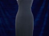 une robe noire posée sur un mannequin, sur fond bleu