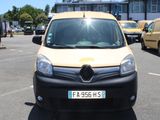 une camionnette jaune garée dans un parking