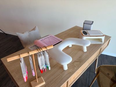 un bureau en bois sur lequel se trouvent plusieurs stylos et un téléphone portable
