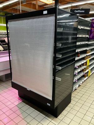 un réfrigérateur au milieu d'une allée de supermarché