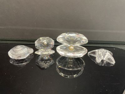 une table sur laquelle sont posés quelques objets en verre