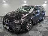 la voiture noire est garée sur un sol en damier dans le garage