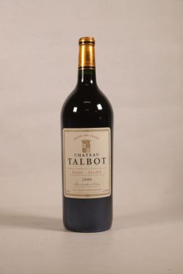 une bouteille de vin posée sur une table