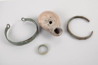 Lot comprenant un bracelet se terminant par des anneaux, un …