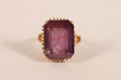 Bague en or jaune 750 ‰ sertie d'un saphir synthétique viole… - Photo 1