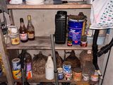 une étagère contenant divers objets dans une pièce