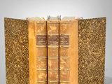 deux vieux livres sont empilés sur une table