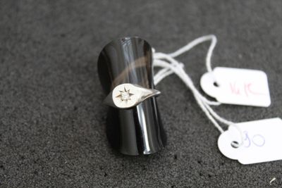 une bague en argent ornée d'une étoile, posée sur une table