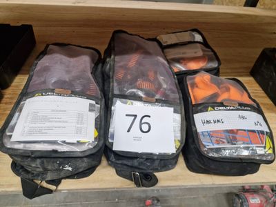 Plusieurs sacs de voyage sont posés sur une étagère dans un magasin.