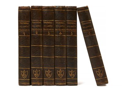 un ensemble de cinq livres anciens sur fond blanc