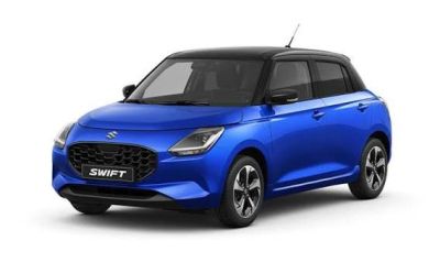 Une Suzuki Swift bleue de 2020 est représentée sur un fond blanc