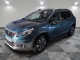 le 4x4 bleu est garé sur le sol en damier d'un garage