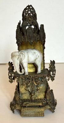 une statue d'éléphant posée sur une table