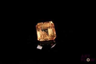 gros plan d'un diamant sur une surface noire